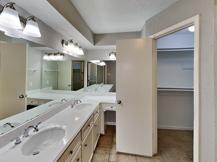 Building Photo - 7726-7712 12 Fairway Ln