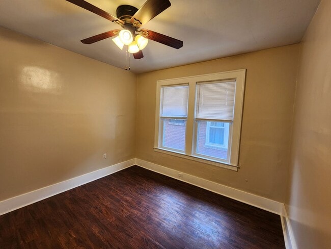 Building Photo - 3 Bedrooms, 1.5 Bath Brick Bungalow with Basement & Large Yard.  Close to UofL.