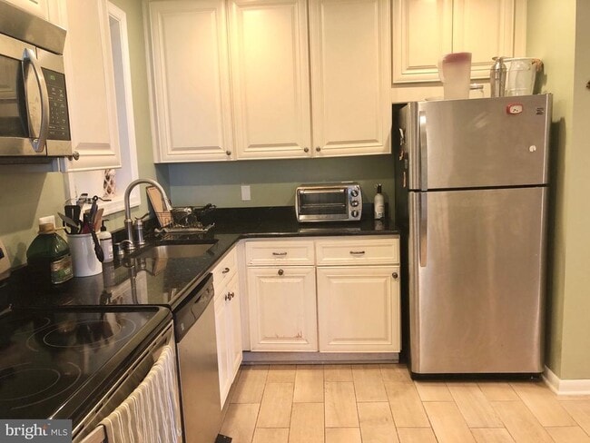 Building Photo - 332 Arbutus Dr