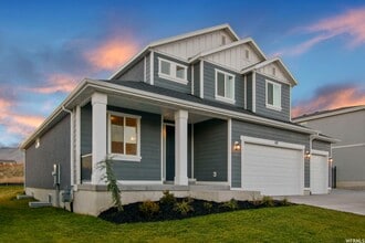 Building Photo - Stunning Home Right on the Golf Course!