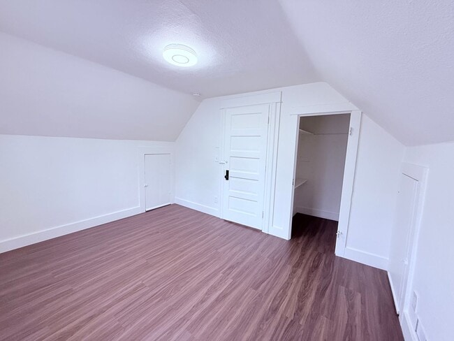Building Photo - Charming 4BR with Modern Updates & Large Fenced Yard in SE Portland!