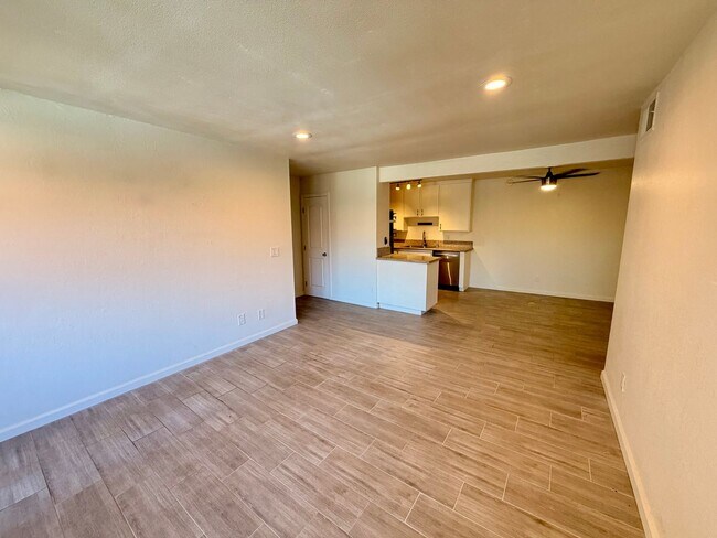 Building Photo - Updated 2 Bed, 2 Bathroom Condo For Rent w/ Parking! - South Coast Metro