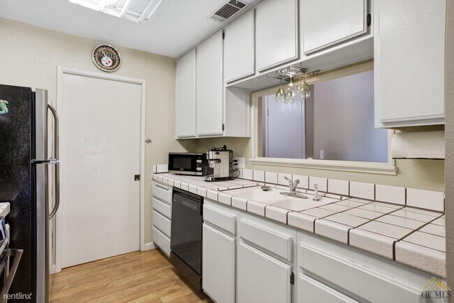 Building Photo - 1 br, 1 bath Condo - 8000 Kroll Way Apt 25