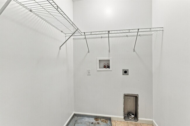 Building Photo - 621 Falling Brook Dr