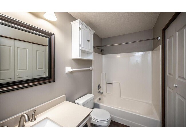 Building Photo - Bright & Updated Townhome in Eagan with Gr...