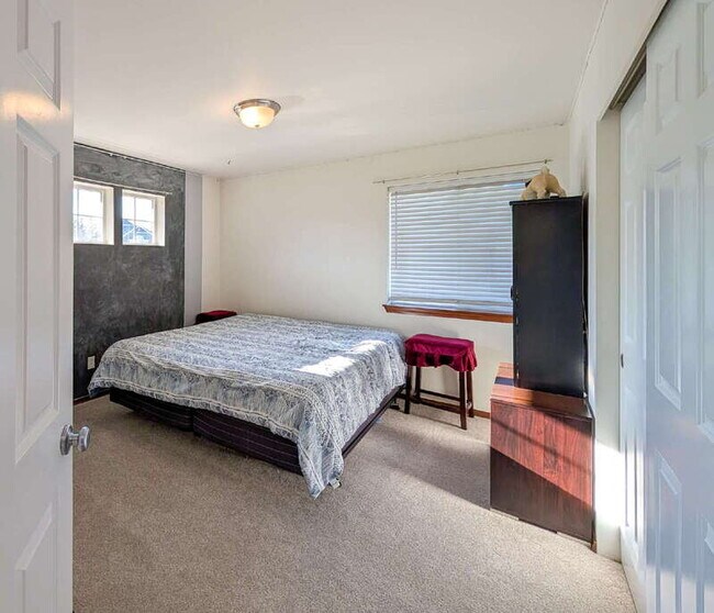 Building Photo - 5907 77th Dr NE