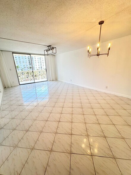 Building Photo - 1825 S Ocean Dr