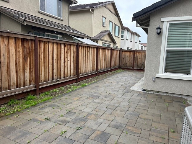 Building Photo - Beautiful 4 Bedroom 3 Bath Brentwood Home