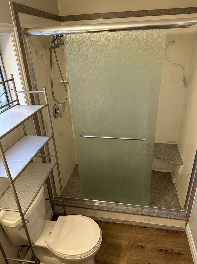 Building Photo - Great 3 bedroom and 2.5 bath home - 6 or 1...