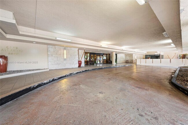 Building Photo - 2555 Collins Ave