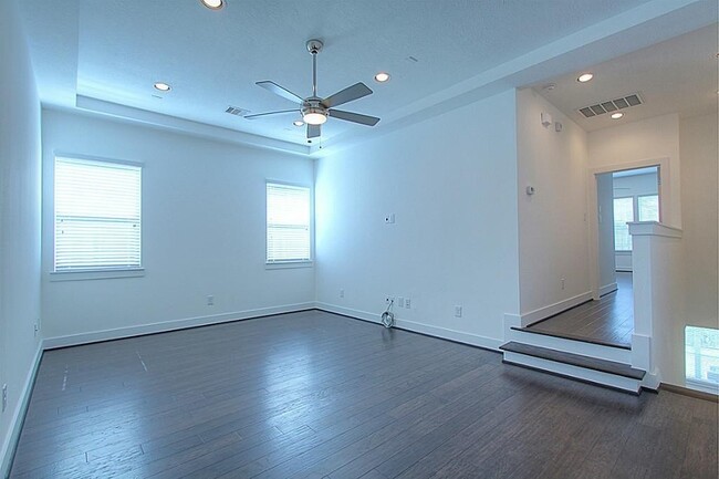 Building Photo - Stunning 3 Bedroom Townhome!