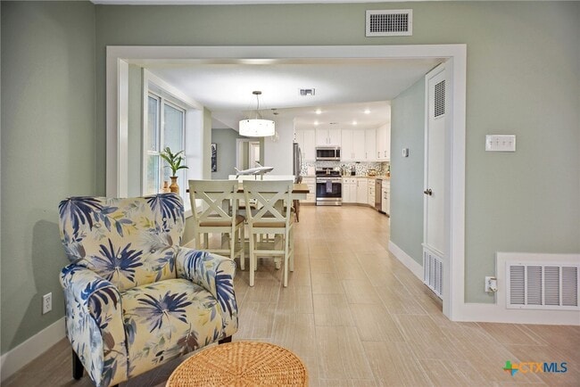 Building Photo - 8 Las Brisas Pl