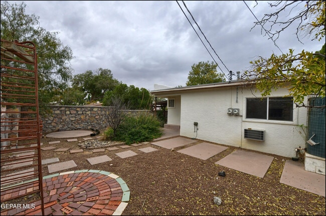 Building Photo - 1100 Kelly Way