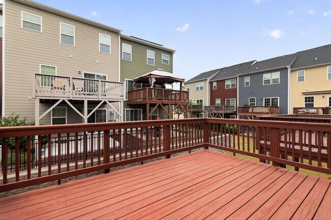 Building Photo - Spacious 4-Functional Bedroom Townhome Near RTP & Brier Creek