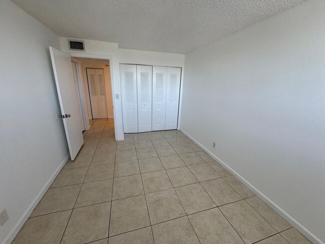 Building Photo - Spacious 2 bedroom, 2 bath condo, West Pal...