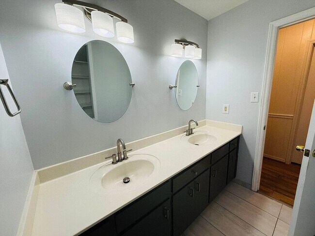 Building Photo - 814 Pinemont Dr
