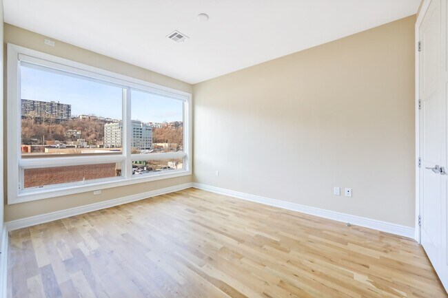Building Photo - 1/Bedroom at Edgewater's top waterfront location.