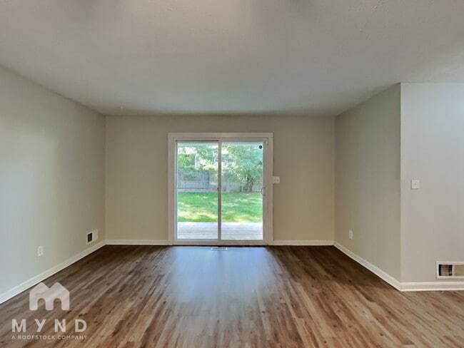 Building Photo - 1027 River Bend Ct