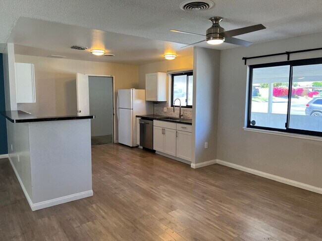 Building Photo - 2-Bedrooms and 2-Bathrooms Home Palm Desert
