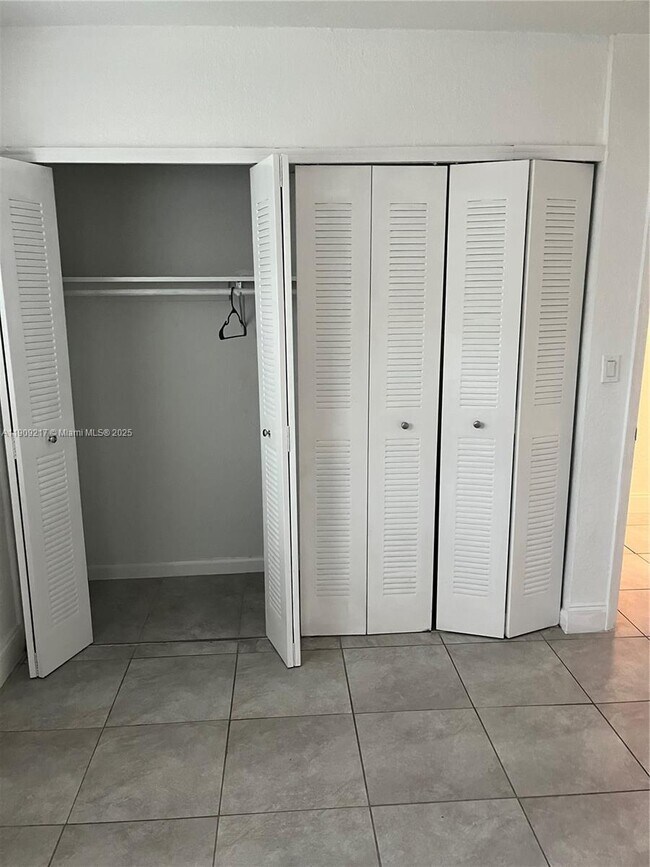 Building Photo - 1625 NW 9th Ave