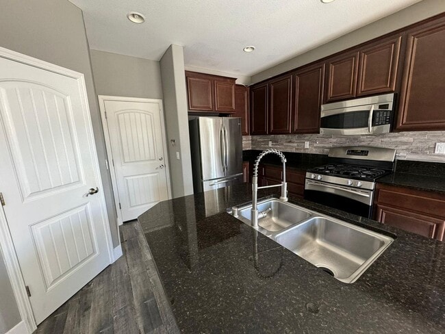 Building Photo - Stunning 4/3 in Roseville! 2 Car Garage!