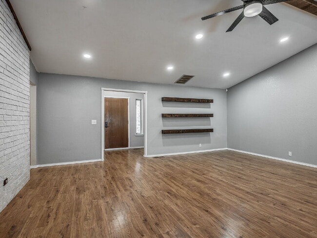 Building Photo - Updated 4-Bedroom Home with Spacious Layout & Modern Touches