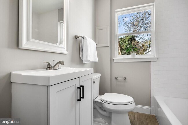 Building Photo - 104 W Park Ave