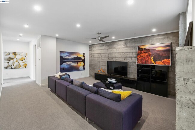 Building Photo - 297 Las Quebradas