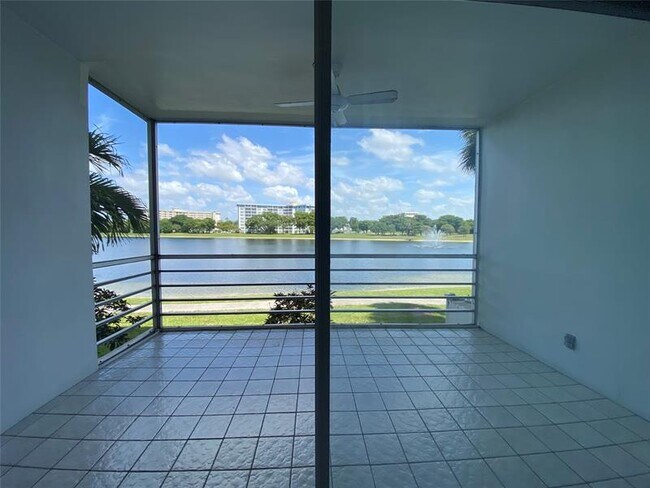 Building Photo - 2801 N Palm Aire Dr