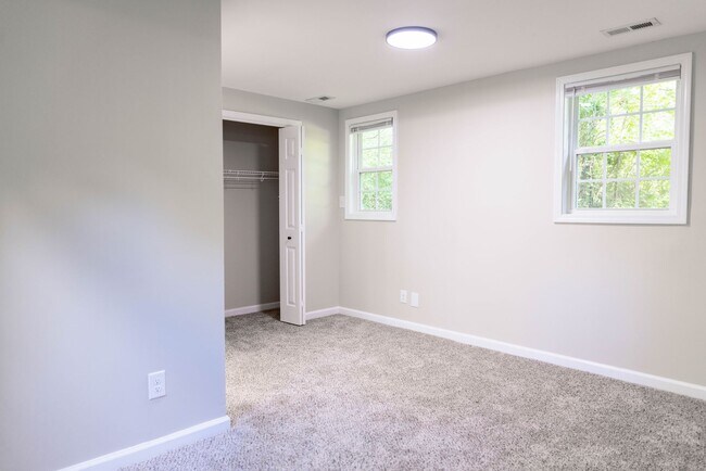 Building Photo - Charming Three Bedroom Home with Natural P...