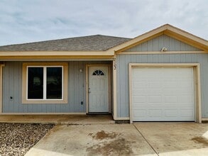 Building Photo - AUGUST PRE-LEASE - 3/2/1 in Northeast LBK