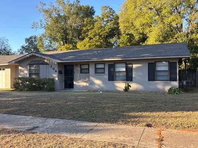 Building Photo - 204 Ridgecrest Dr