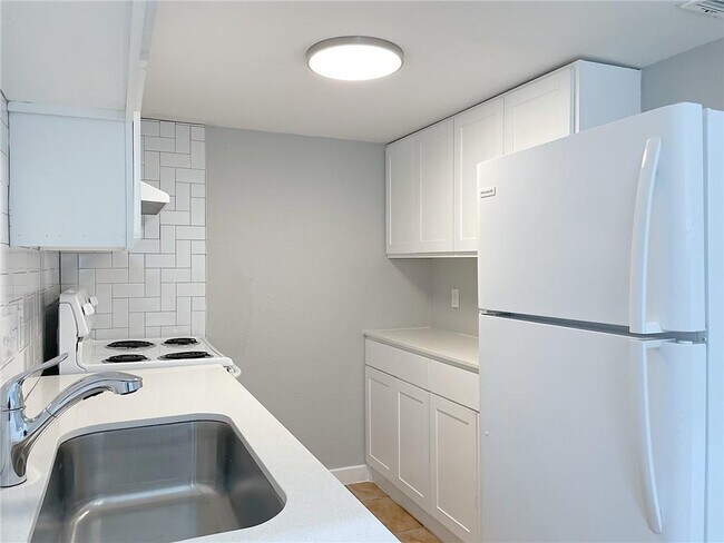 Building Photo - 1600 West Ave