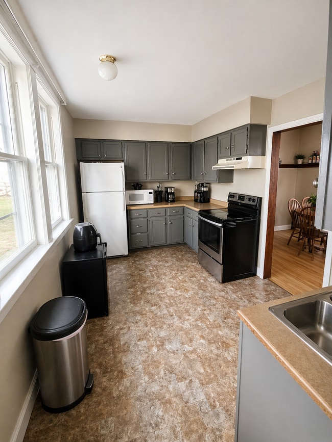 Building Photo - AVAILABLE JUNE - 3 Bed 1 Bath w/ Bonus Attic Hangout