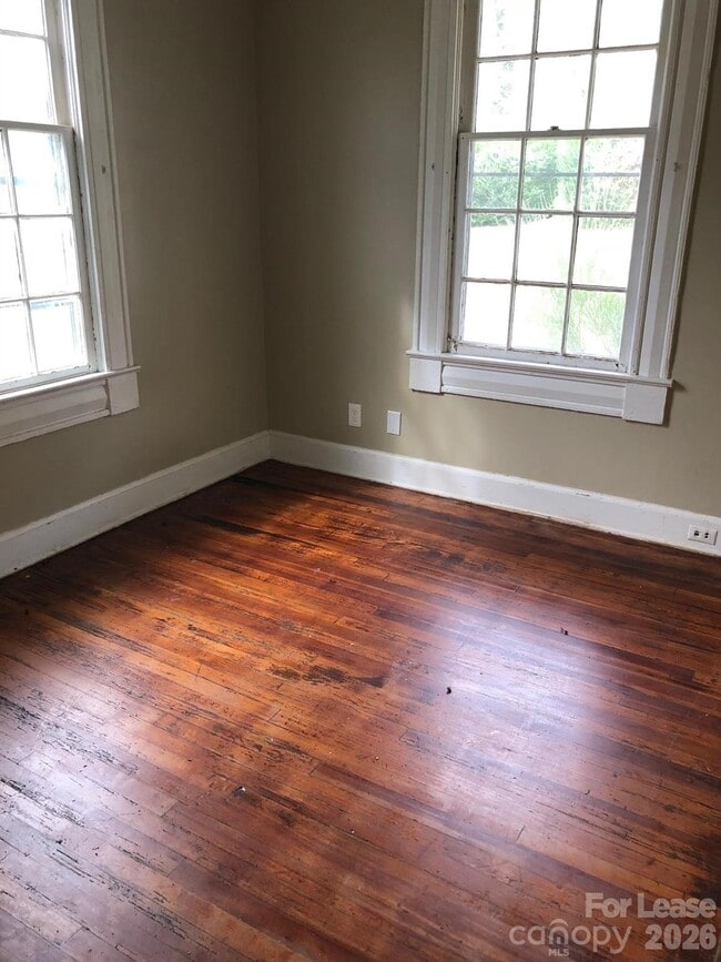 Building Photo - 656 E Sharpe St