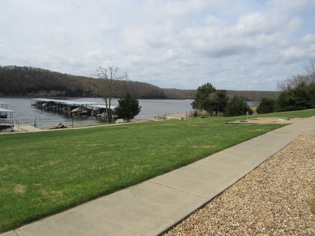 Building Photo - Lakefront 2 bedroom Condo For Rent