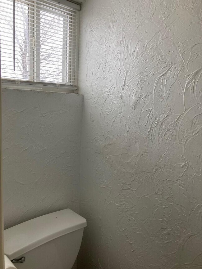 Building Photo - 2 Bedroom Condo for Rent  Warrenville HTS