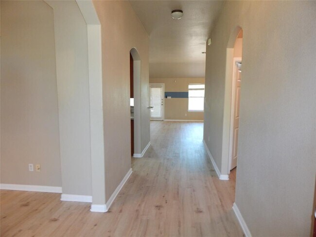 Building Photo - 601 Abbeyglen Castle Dr