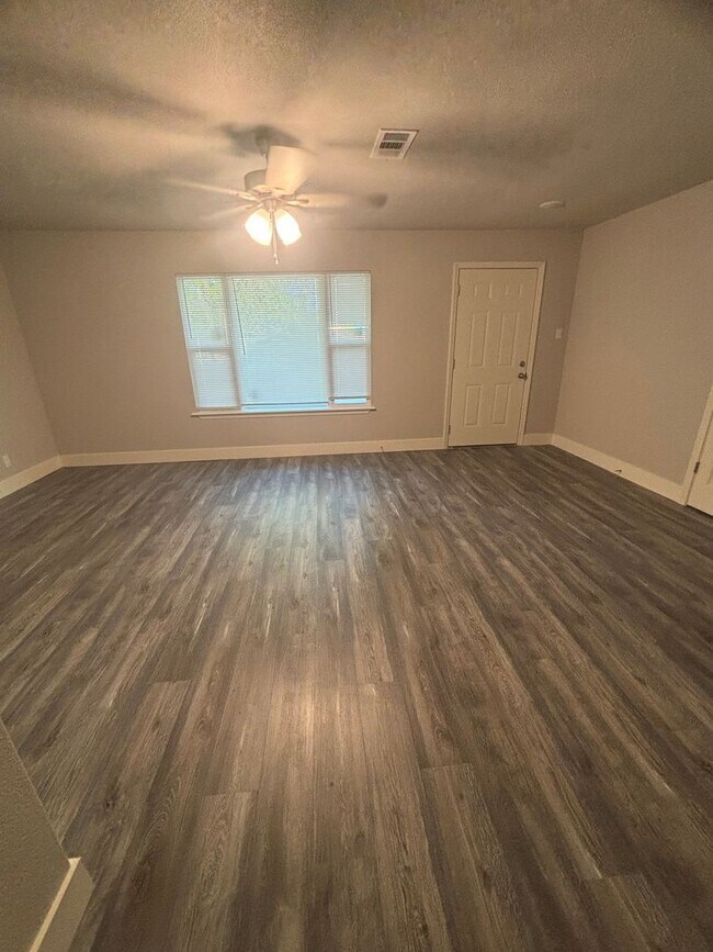 Building Photo - Three Bedroom/Two Bath Home