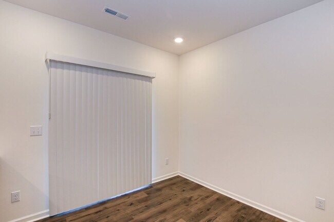 Building Photo - BEAUTIFUL 3BD/2.5BTH Townhome - Belmont - JULY MOVE IN