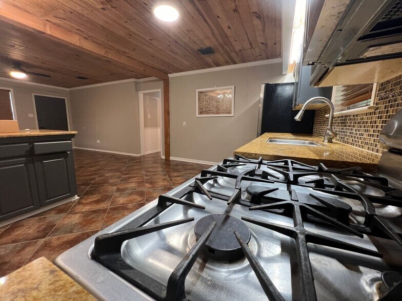 Building Photo - 105 N Long St