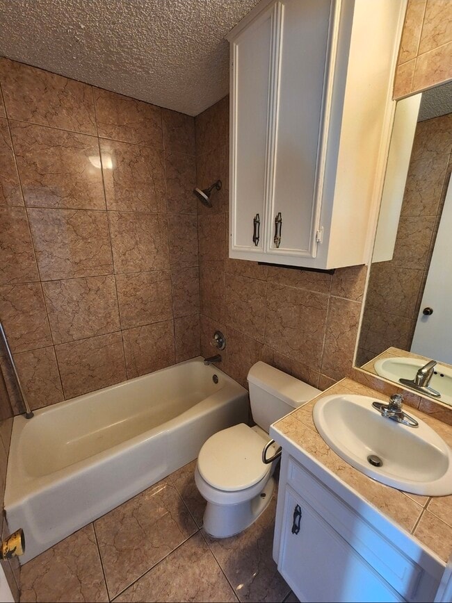 Building Photo - 2 bed 1 bath duplex unit, private backyard.