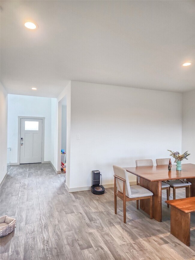 Building Photo - 7219 Sunbreeze Ln