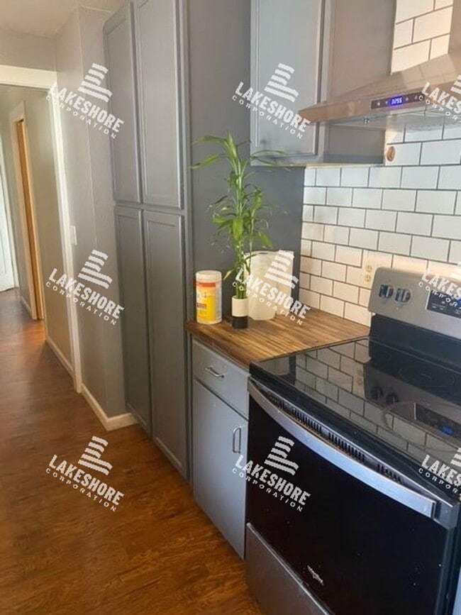 Building Photo - 3 Bed 2 Bath Graham Home w/ Beautiful Kitchen Remodel!
