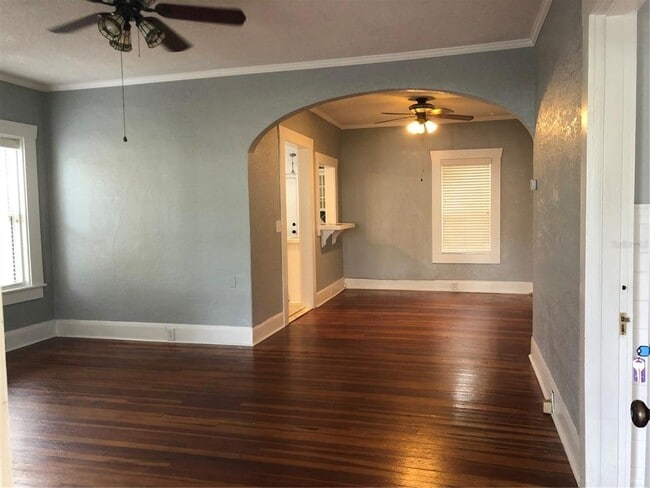 Building Photo - 1209 E Comanche Ave