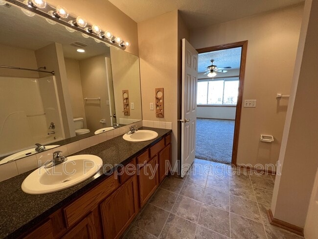 Building Photo - 15177 Hawthorn Dr