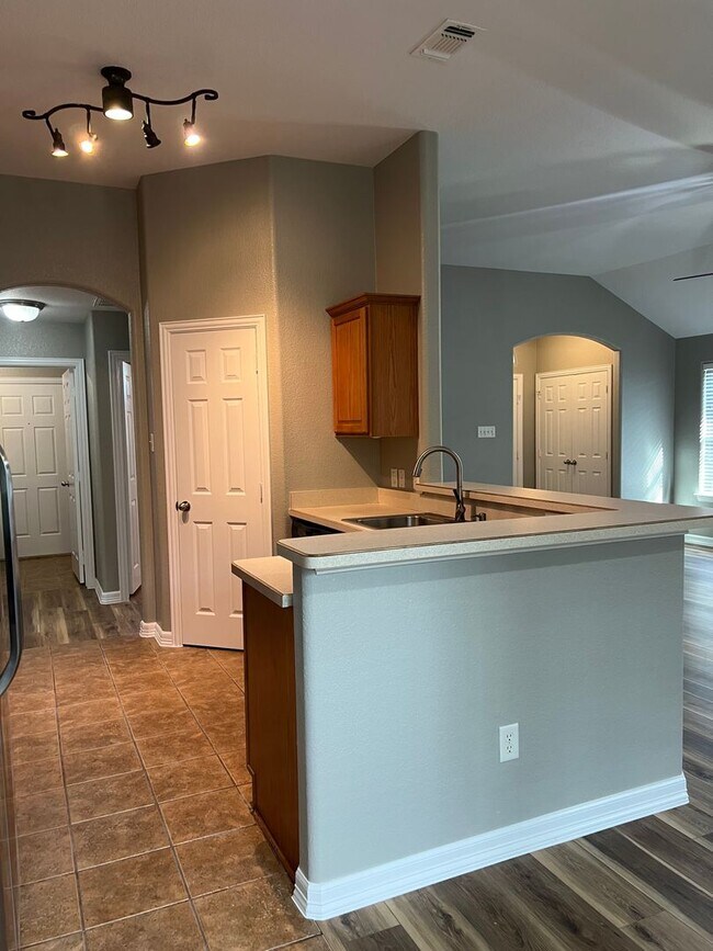 Building Photo - 521 Sweetwater Dr