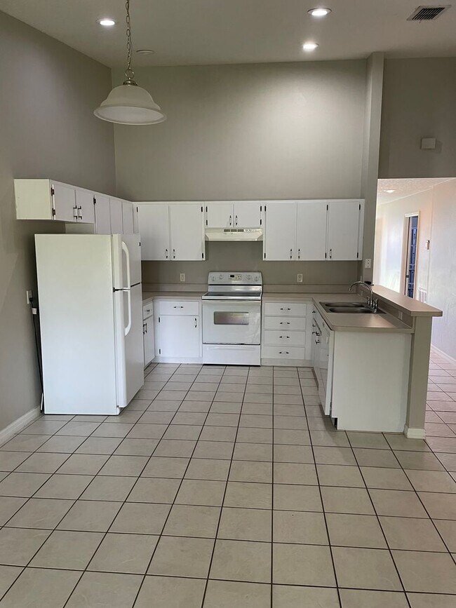 Building Photo - 2/2 Villa with a One-car garage in Dade City!