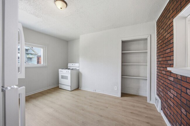 Building Photo - 3032 Merwyn Ave