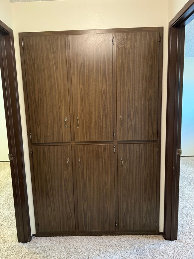 Building Photo - 3 bedroom 2.5 bathroom duplex off Coburg Rd.